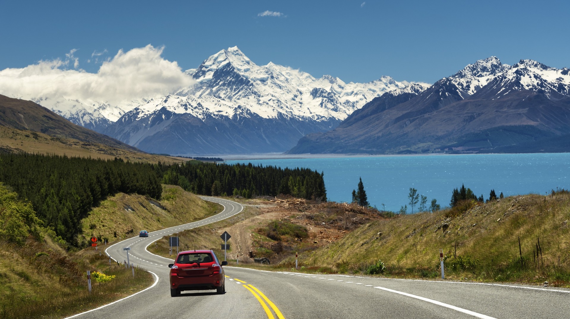 Head to Lake Tekapo which is much quieter in autumn. Hop on a car and head to Lake Tekapo in New Zealand in April.