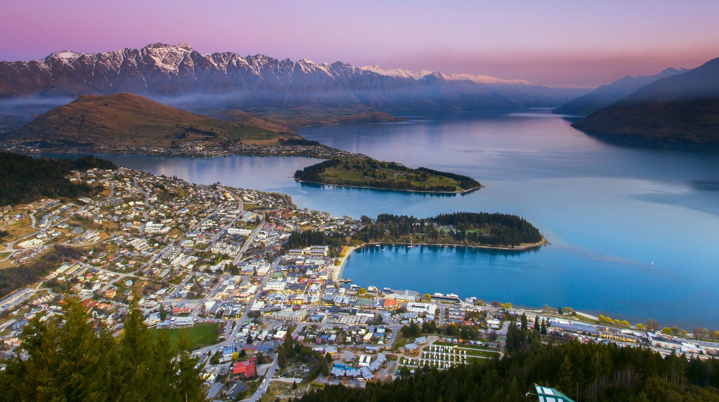 Autumn in New Zealand is great for traveling to Queenstown.