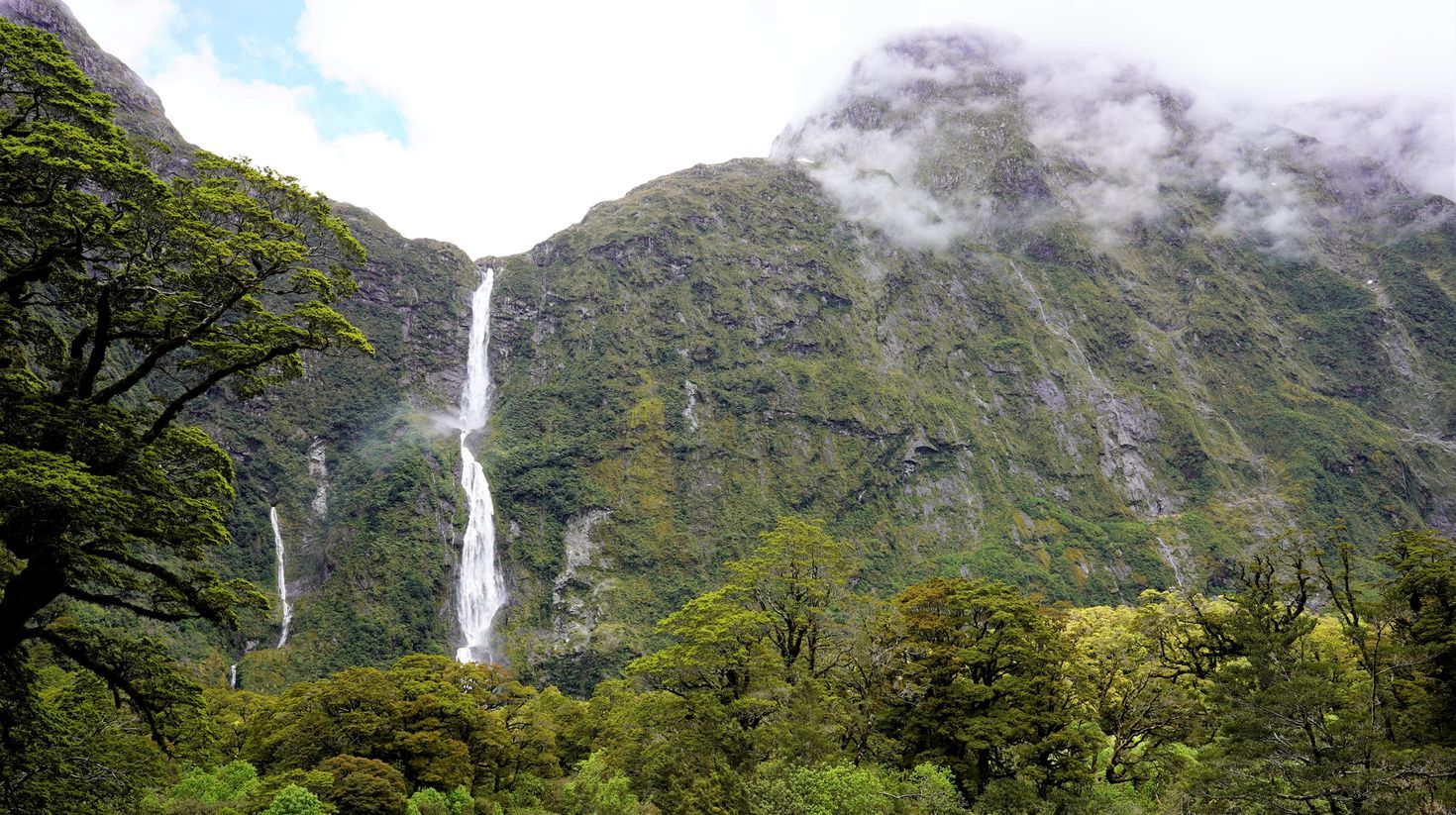 The weather in New Zealand is ideal to visit Sutherland Falls.