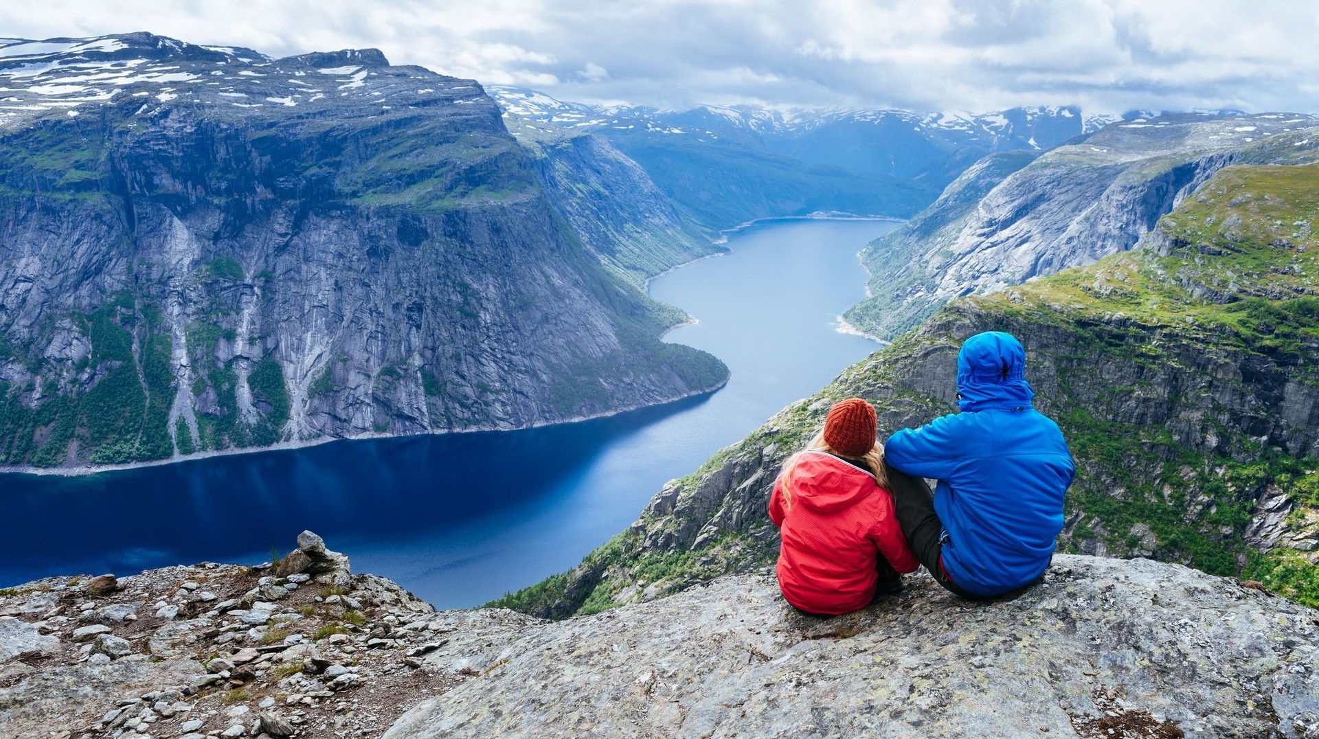 Admire the stunning view of Trolltunga during your one week in Norway and experience the thrill of standing on one of the country’s most dramatic & breathtaking view A couple admiring the view of Trolltunga during their one week in Norway.