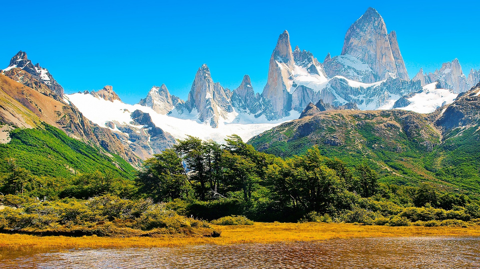 You can take in the summer's gorgeous natural scenery of Los Glaciers National Park in Patagonia in January. Beautiful natural landscape in Los Glaciares National Park in Patagonia in January.