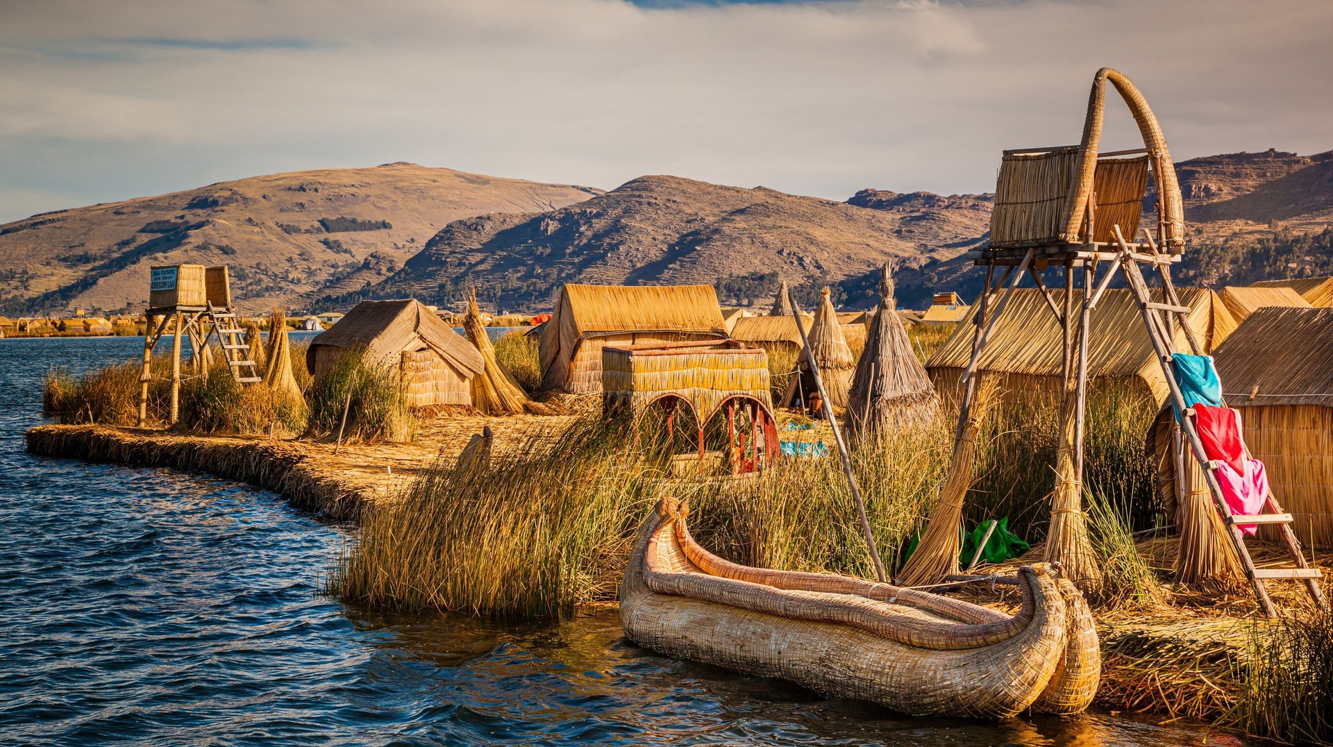 For a proper cultural immersion, spending 21 days in Peru is enough to explore communities such as that in the floating reed islands of Los Uros. The floating reed islands of Los Uros visited when spending 21 days in Peru.