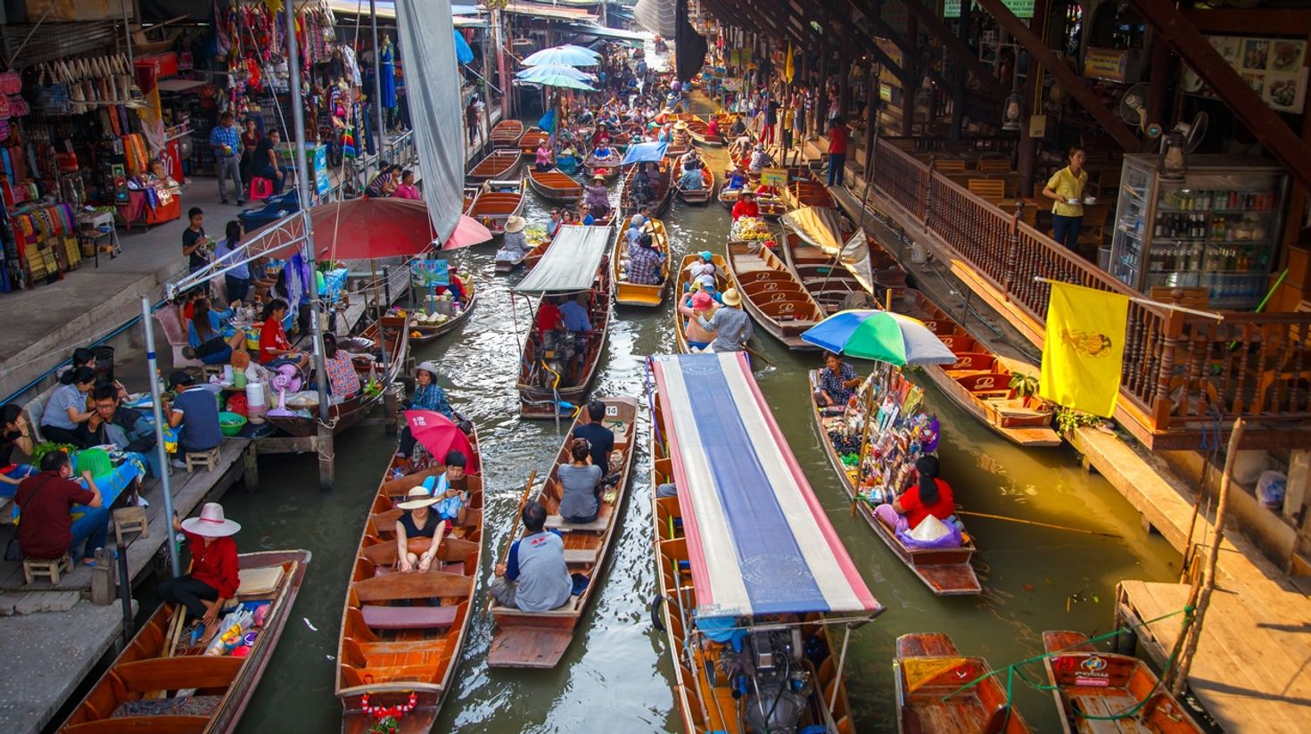 The floating markets of Damnoen Saduak are a must-see in Thailand.