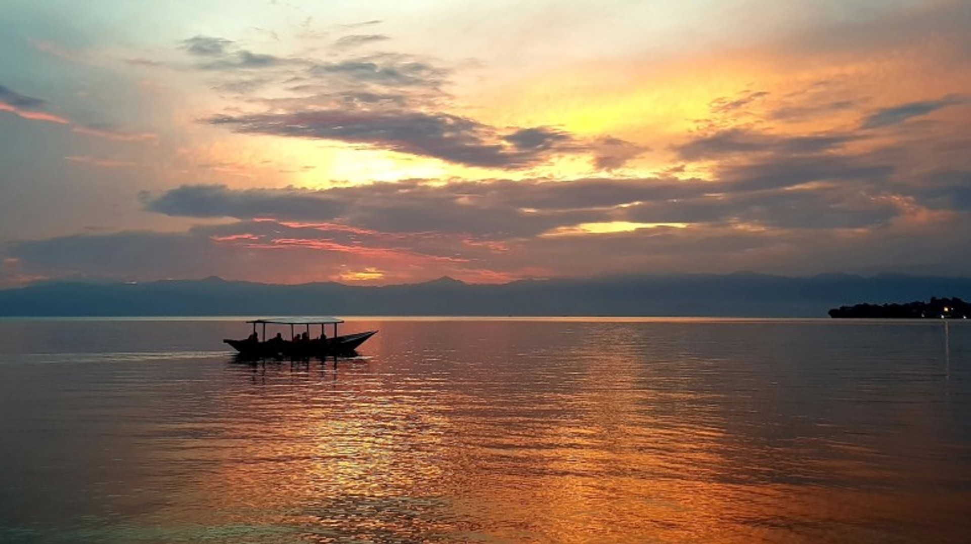 Relax and enjoy leisure time at Lake Kivu during your 10 days in Rwanda. A boat sailing during sunset on Lake Kivu on your 10 days in Rwanda.