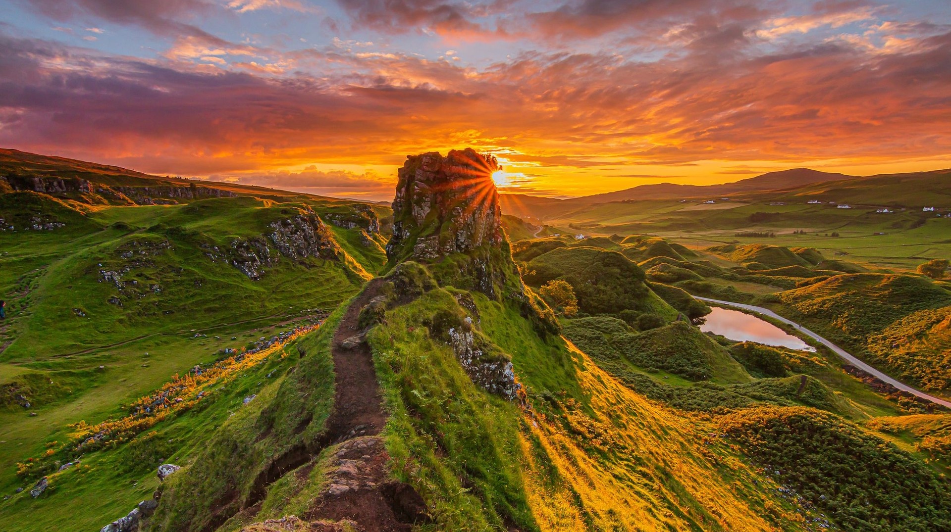 Discover Skye's dramatic landscapes during you 12 days in Scotland. Take in this sunset on Skye during your 12 days in Scotland.