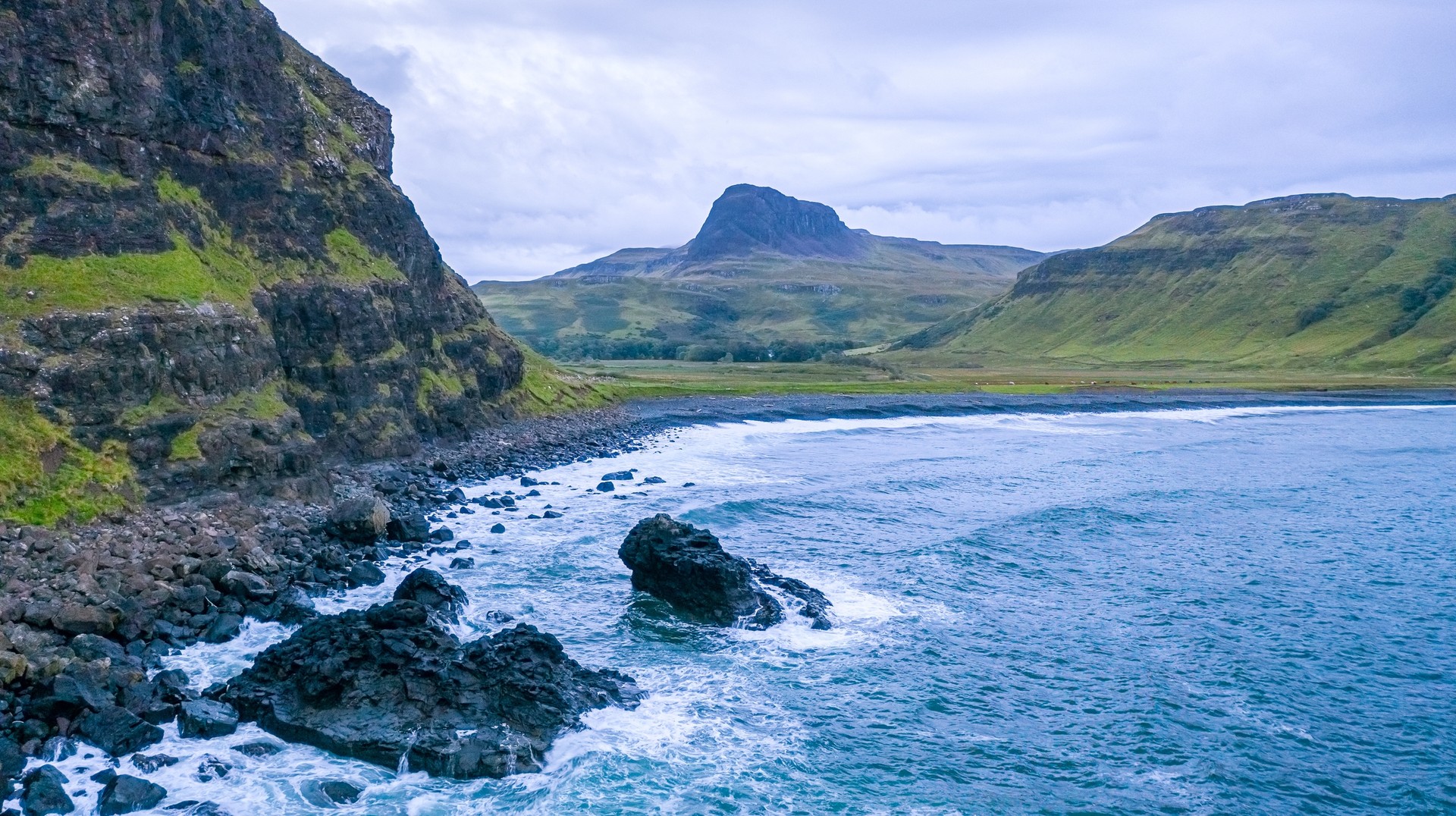 Talisker Bay is an enchanting destinations with dramatic sea waves and giant cliffs. Visit Talisker Bay at sunset while spending 5 days in Scotland.