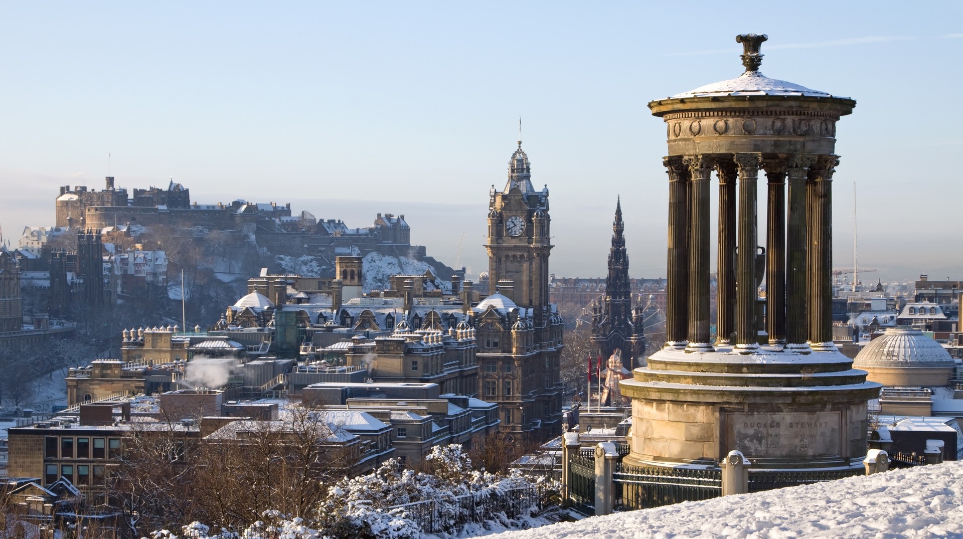 It is a festive affair in Scotland in December, so you are bound to have a wonderful time. Watch castles in Edinburgh covered in snow in Scotland in December.