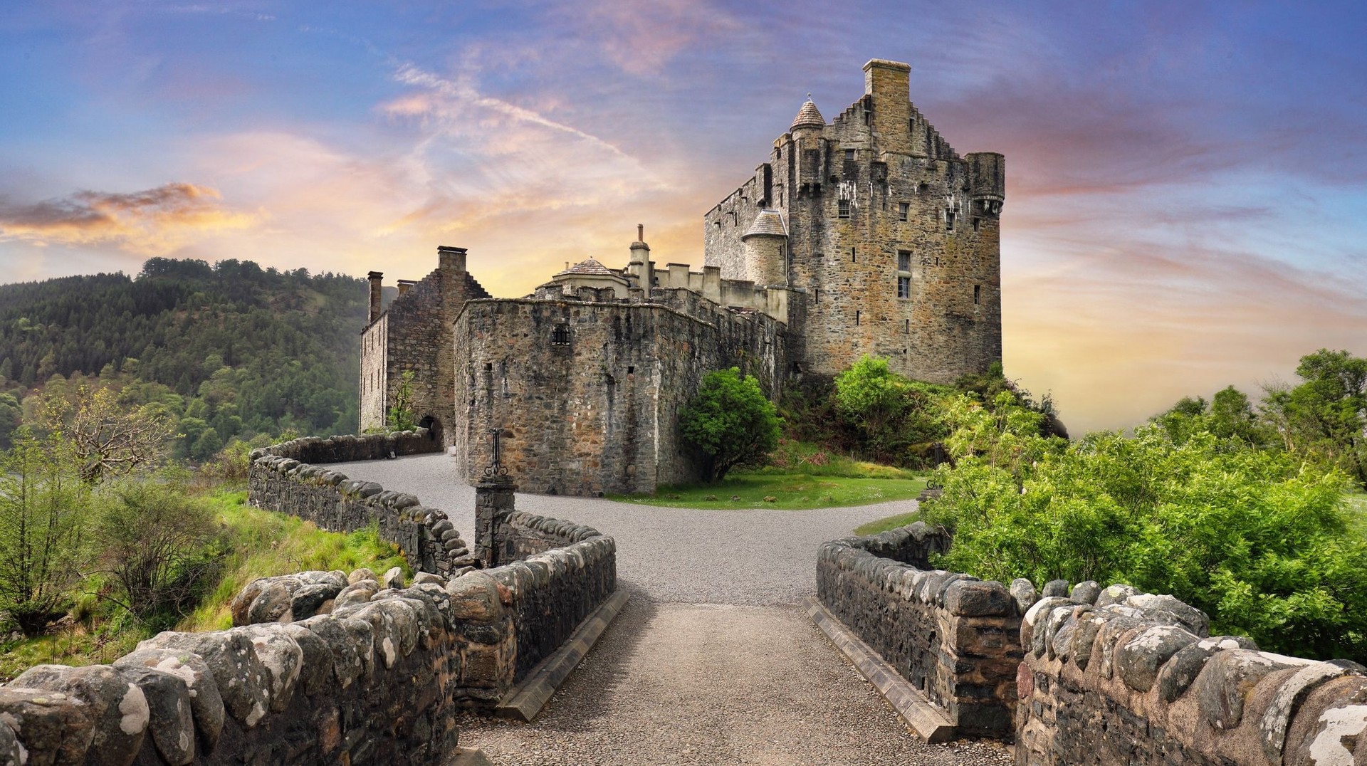 Visit the Eilean Donan Castle while staying 14 days in Scotland.