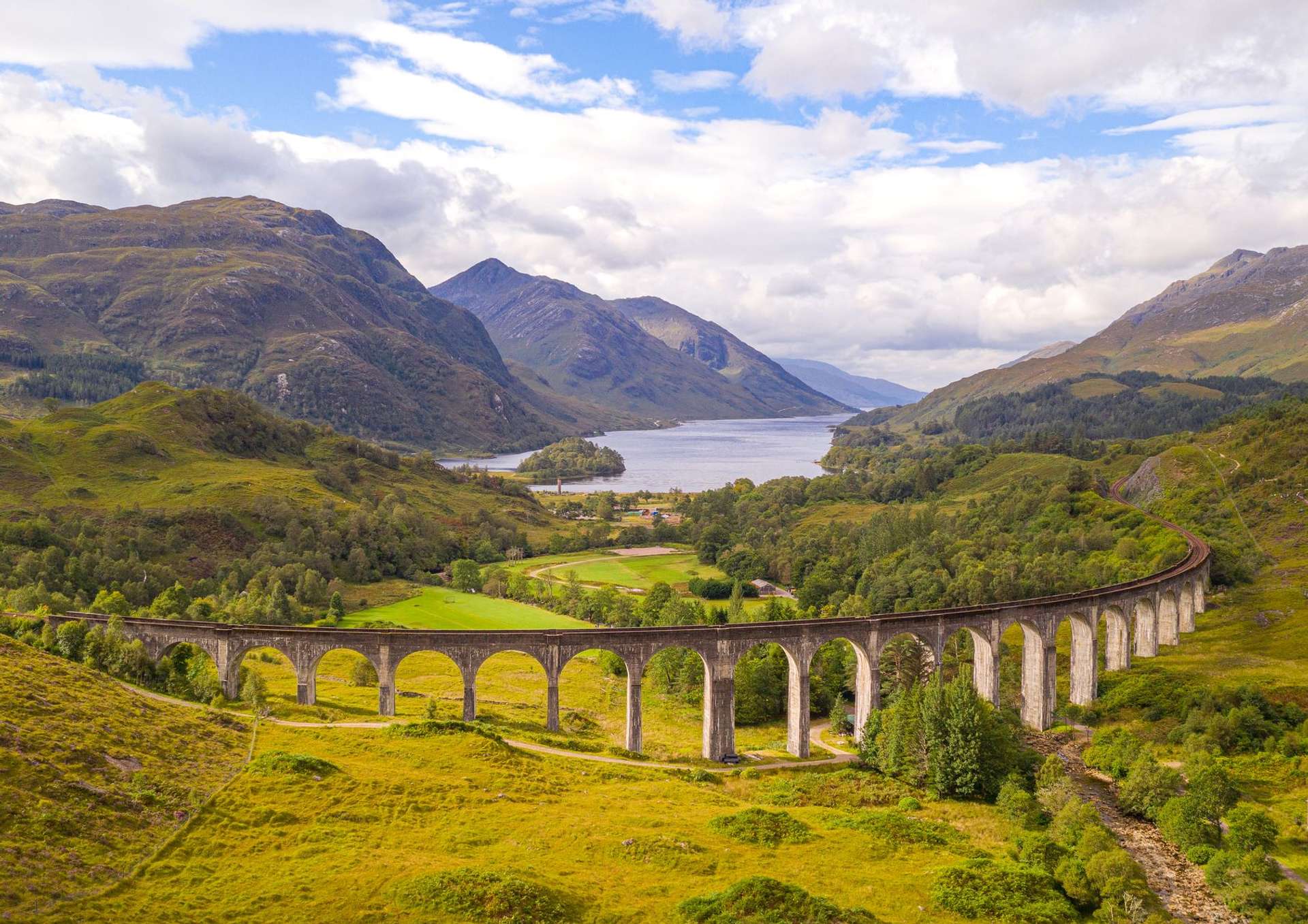 Glenfinnan Viaduct mit der West Highland Line in Glenfinnan in Schottland