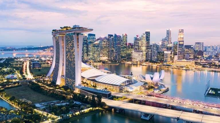 Enjoy the sunset view from Marina Bay while spending 4 days in Singapore.