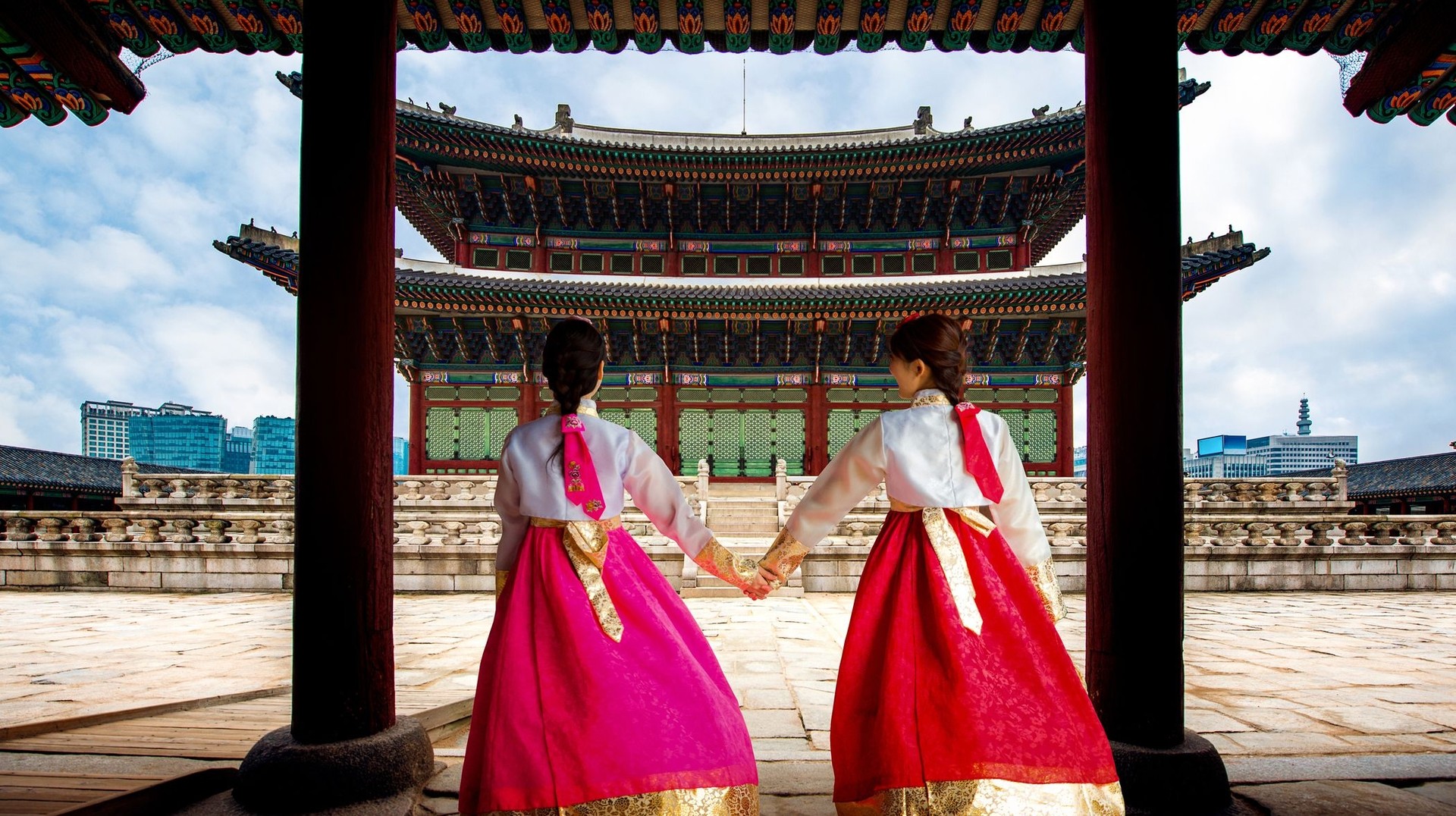 See girls in Hanbok at Gyeongbokgung Palace during 5 days in South Korea.