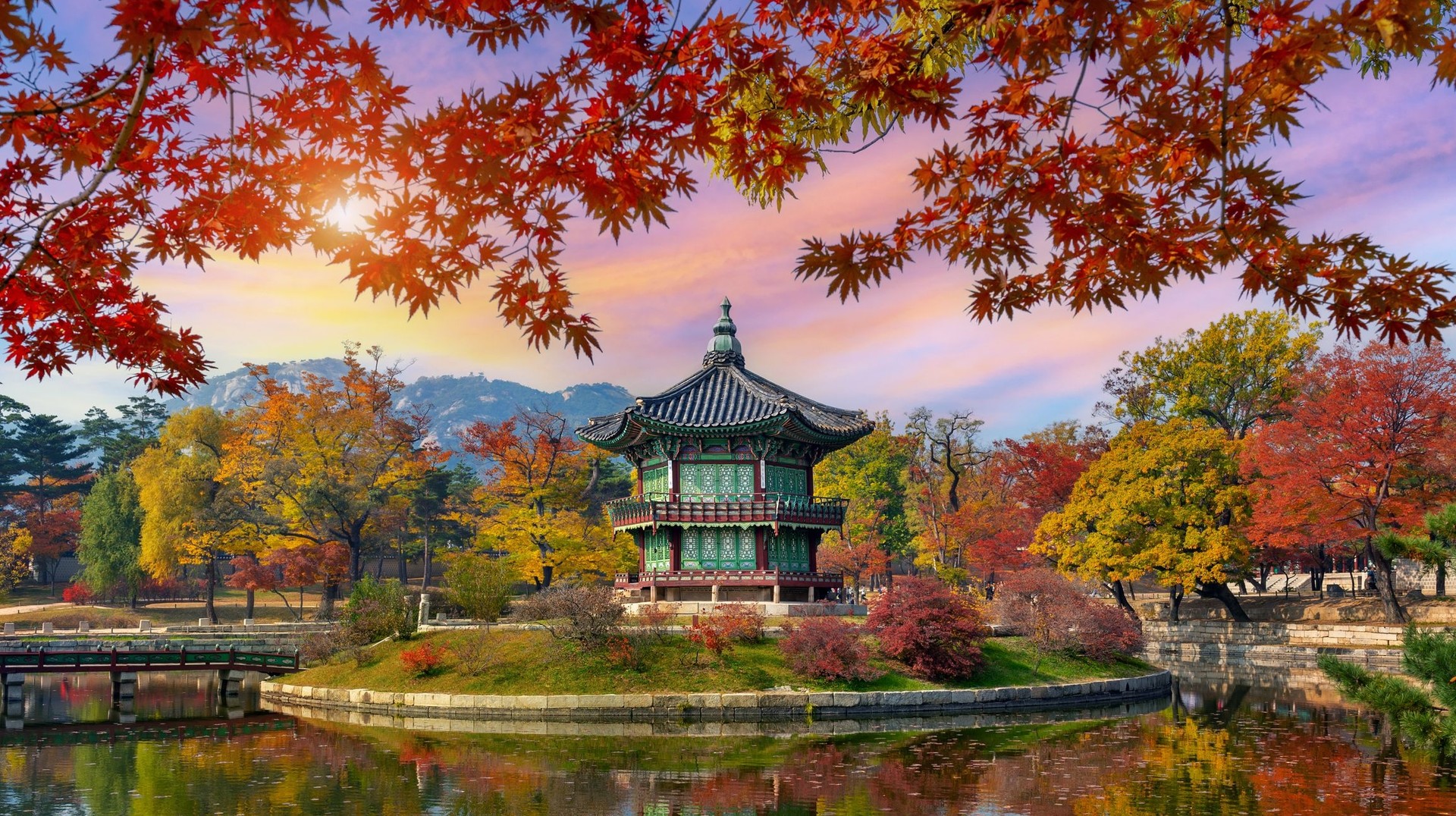 South Korea is popular for pop culture, cinema and music but there are also many historical attractions in the country. Spend 9 days in South Korea in autumn and visit Gyeongbokgung Palace.