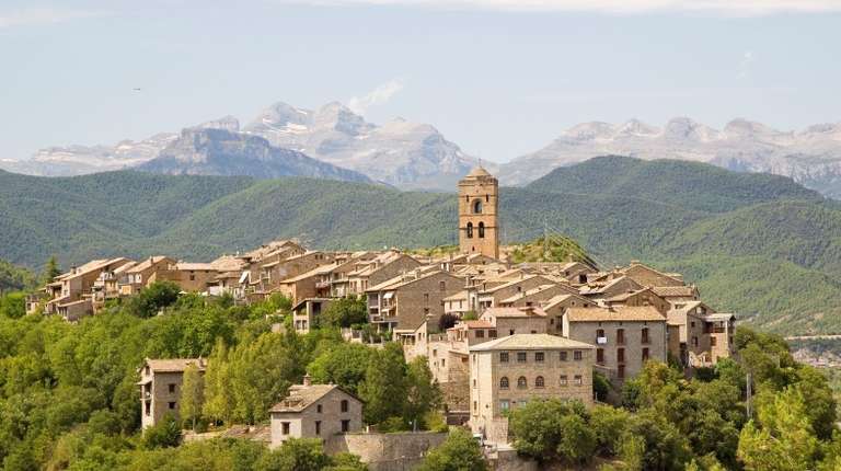 The quaint town of Ainsa, a must visit when spending 14 days in Spain.