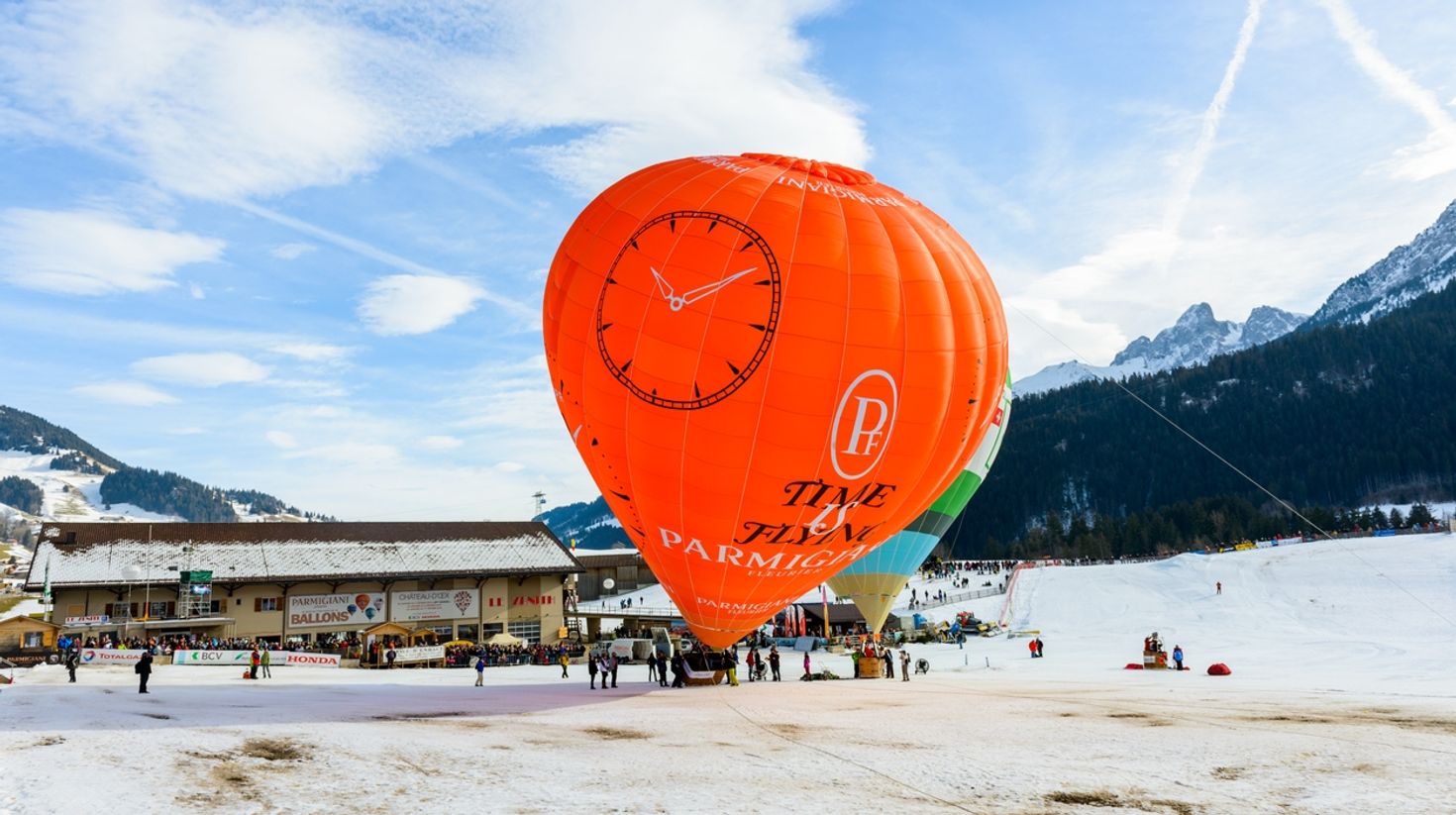 Rides Hot-Air balloons like this in Ch&acirc;teau-d'Oex in January,