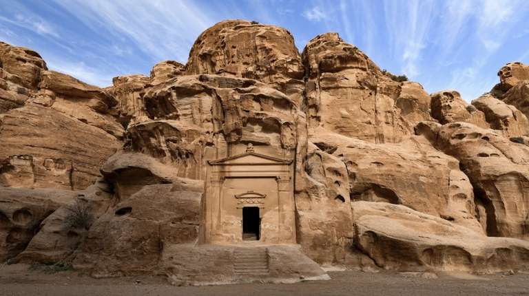 Add visiting to Little Petra while traveling from Tel Aviv to Petra.