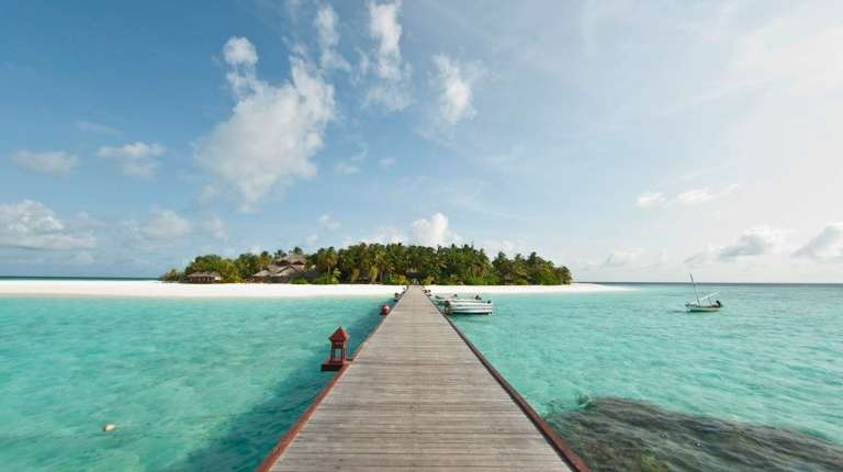 Stay in lush island in the Maldives with white sand beaches for 4 days