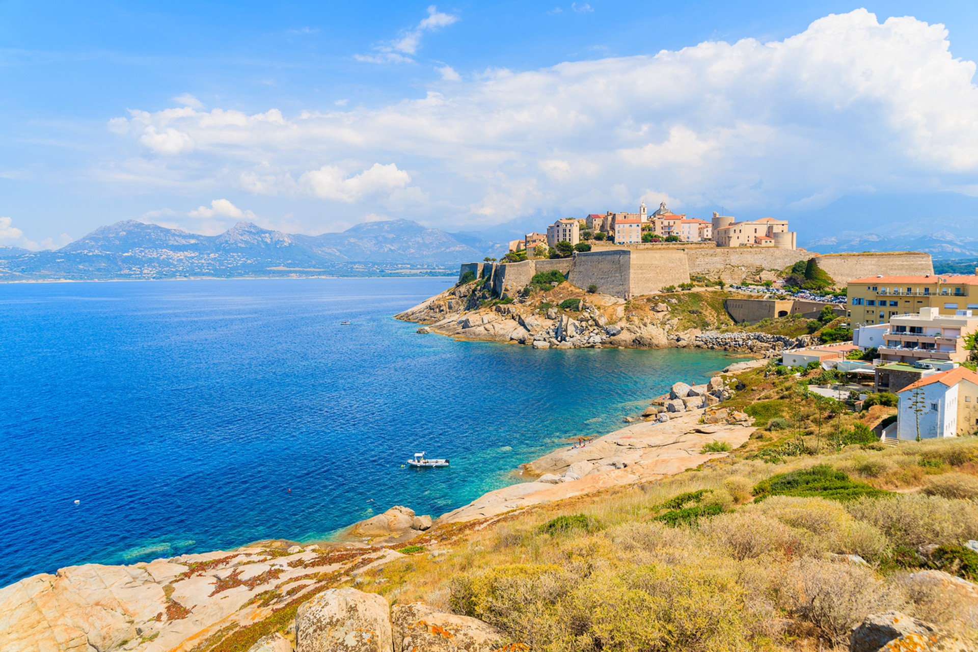 Hop onto Corsica, the biggest French island during 5 days in the Mediterranean