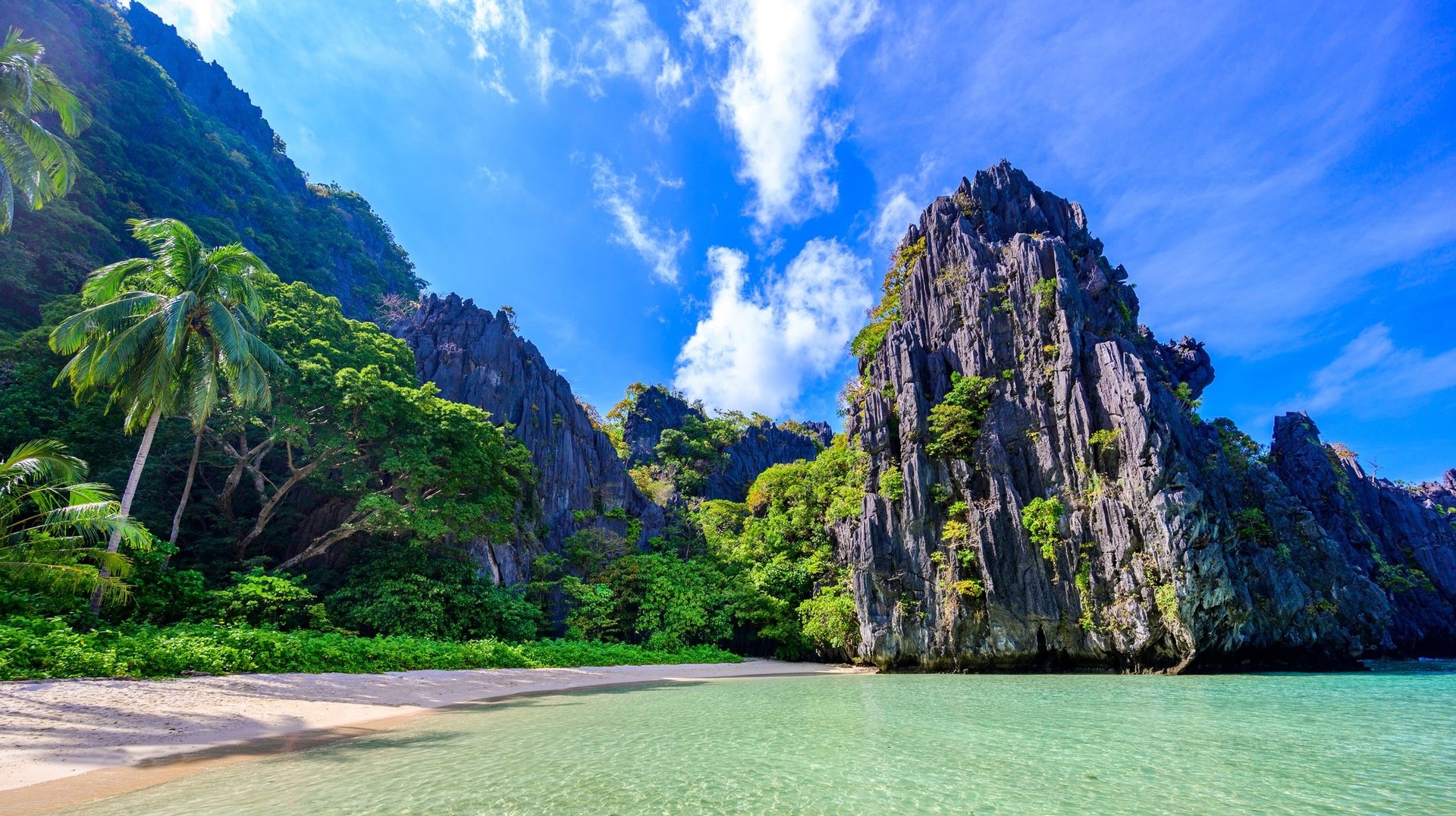 When spending 5 days in the Philippines, a unique place to add to your itinerary is the hidde beach in Matinloc Island. Hidden beach in Matinloc Island, unique when spending 5 days in Philippines.