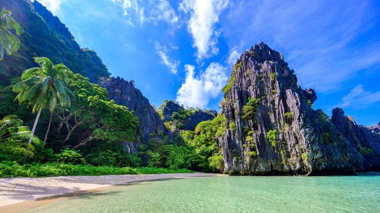 Hidden beach in Matinloc Island, unique when spending 5 days in Philippines.