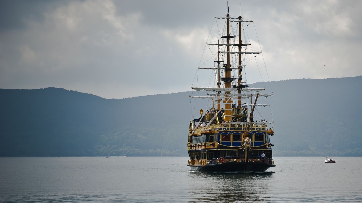 Lake Ashi is one of the best places to visit in Japan if you want to check out the iconic replicated pirate ships of Hakone.