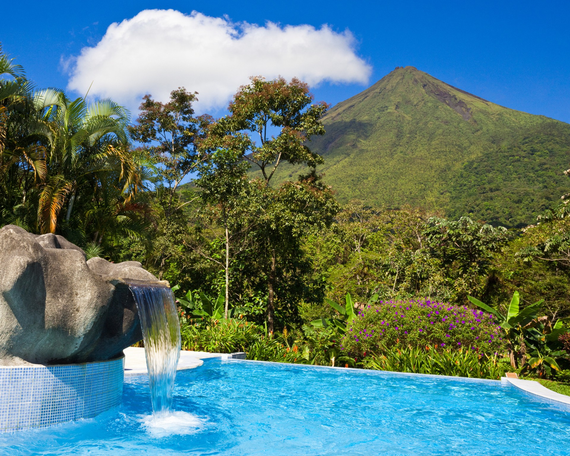 La Fortuna is one of the most visited regions in Costa Rica. You won't be short of things to do in La Fortuna as it is known to be the region with most of Costa Rica's highlights, such as Arenal Volcano and Lake Arenal.