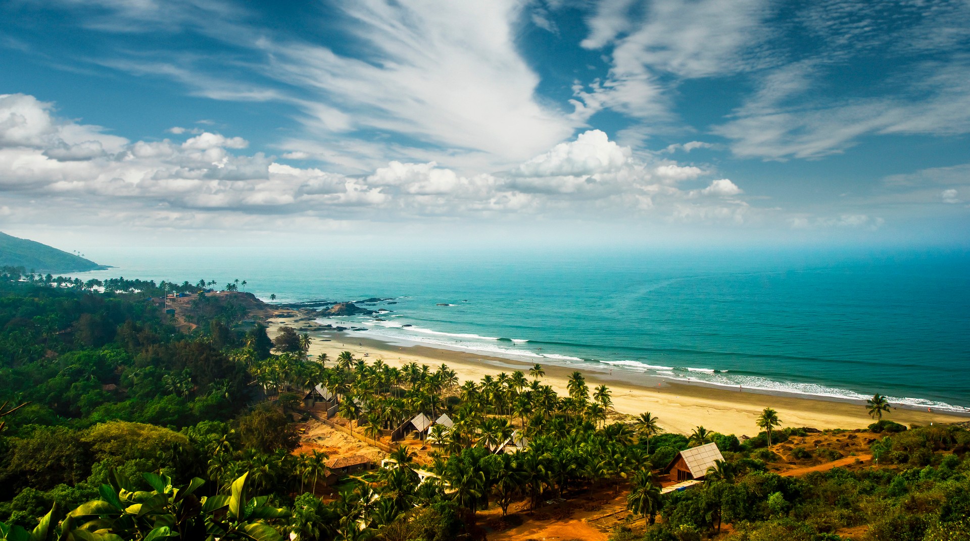 Explore Goa’s gorgeous coastline of sandy tropical beaches Goa’s gorgeous coastline of sandy tropical beaches that stretch dreamily up and down the shores of the Arabian sea.
