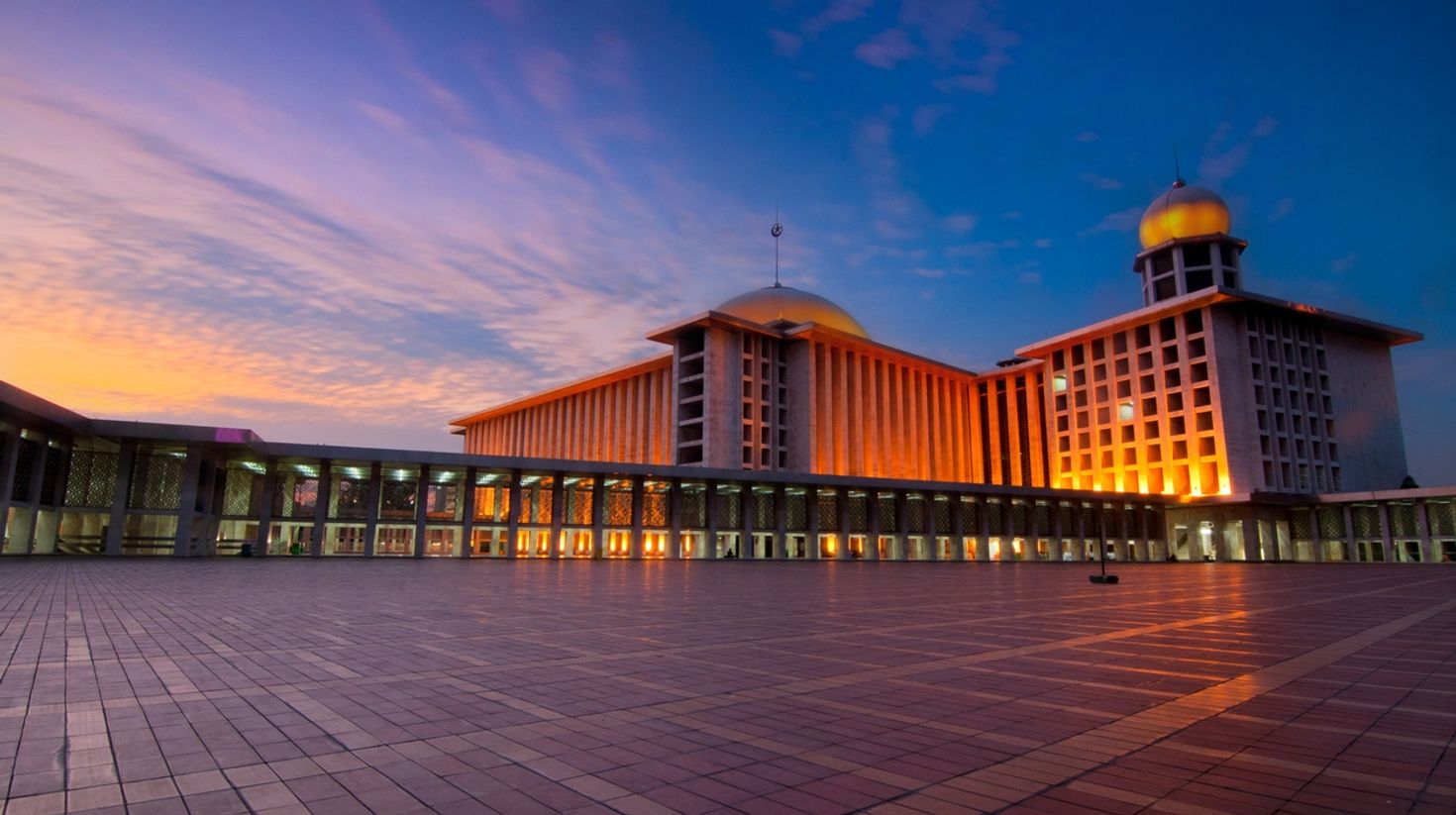 One of the top things to do in Jakarta is visiting Istiqlal Mosque