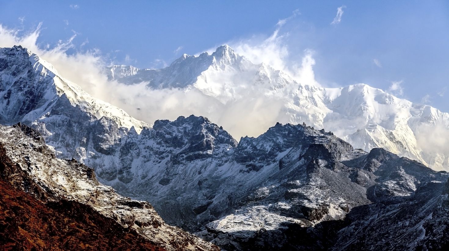 A view of Mount Kanchenjunga with snow and the sun.