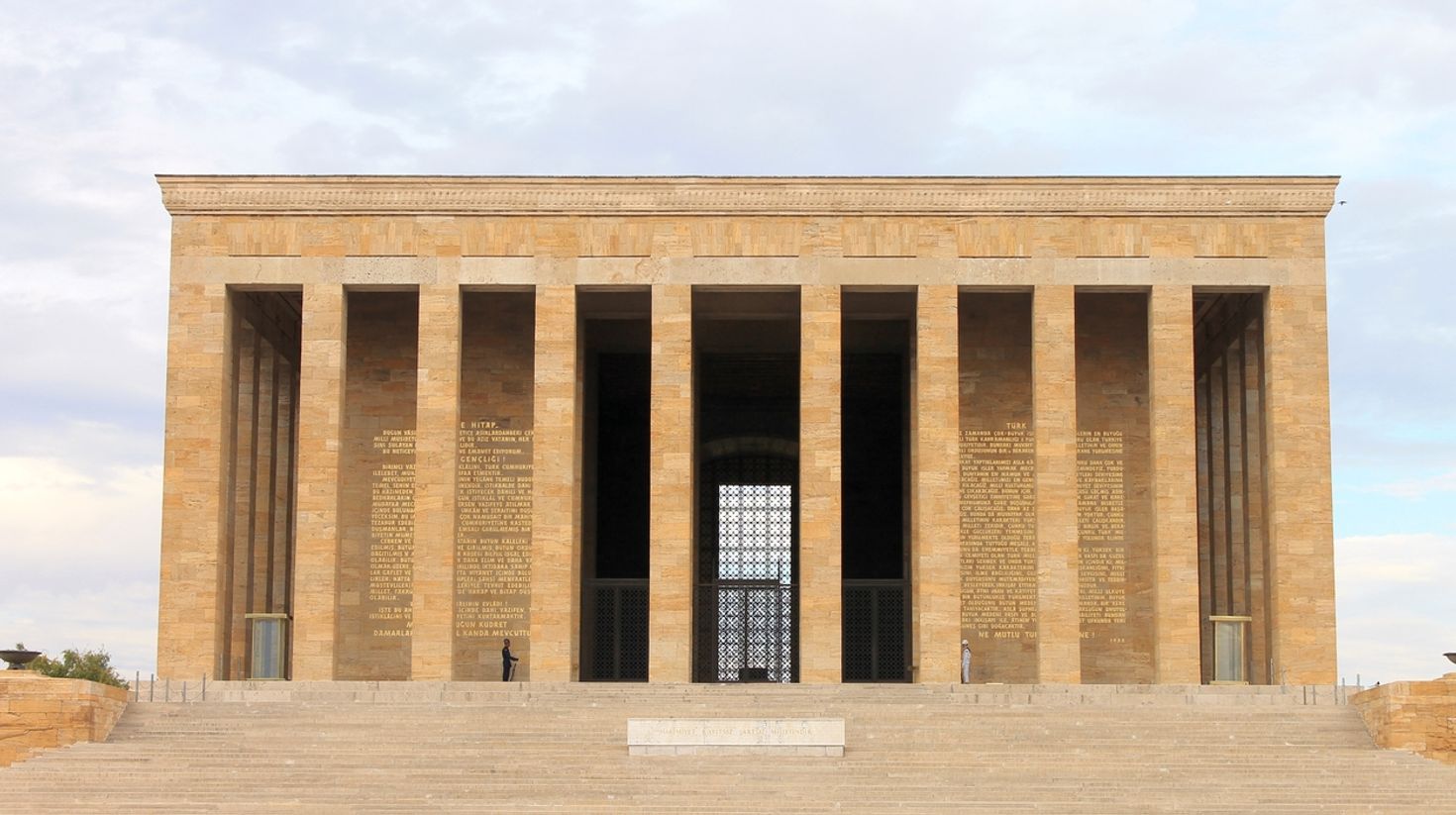 Visit the Anitkabir mausoleum during the day.
