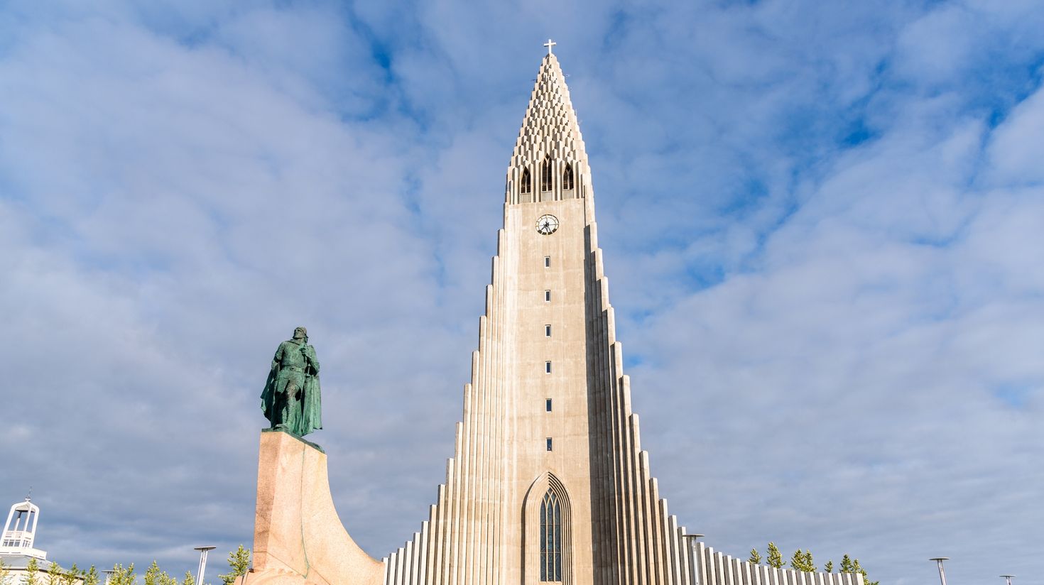 Hallgrimskirkja church and statue of Leif Eir&iacute;ksson.