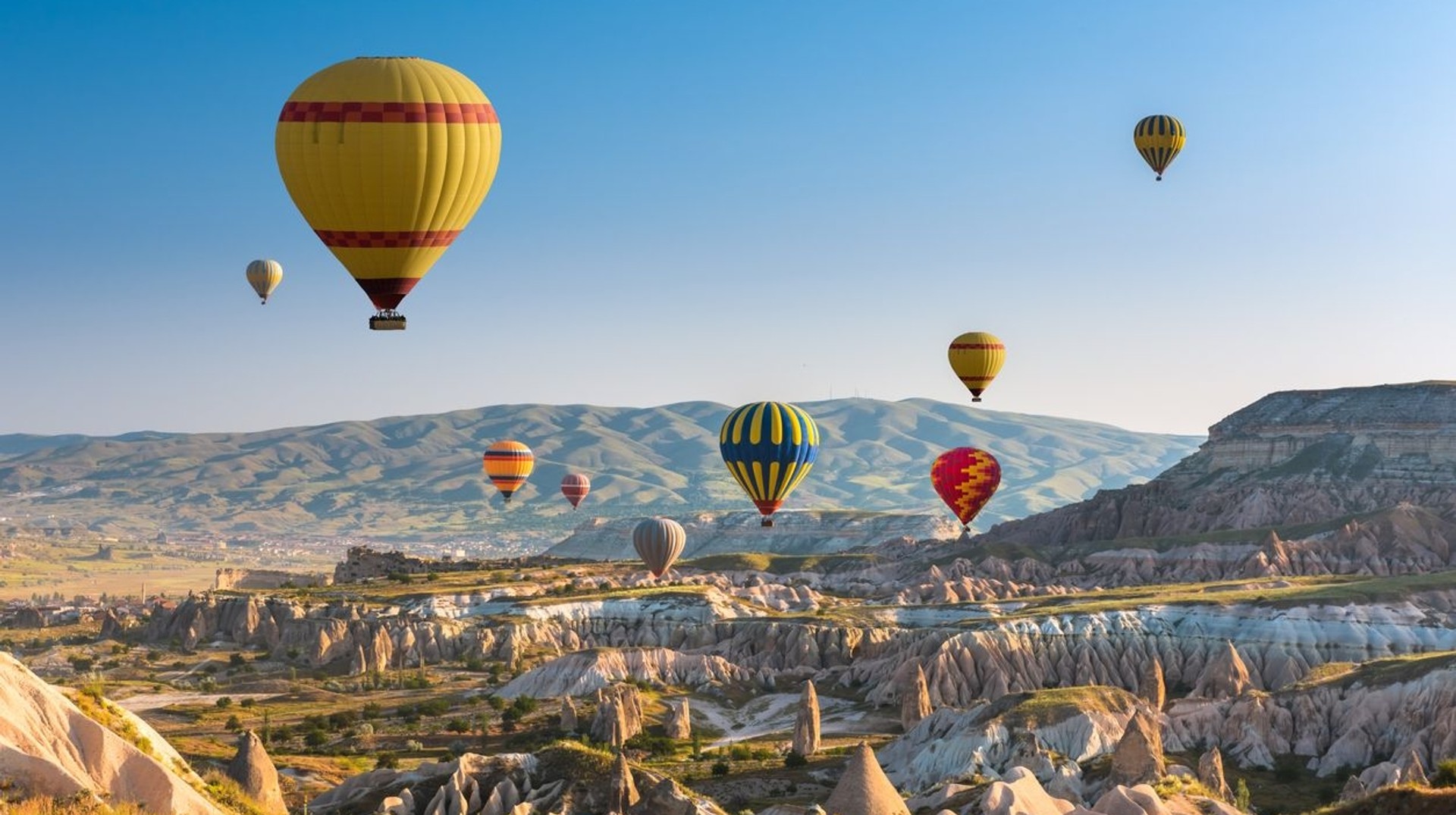 Turkey is filled with amazing landmarks and fun activities, so even a 4-day vacation is bound to be wonderful. See hot air balloons rise in the sky over Cappadocia in 4 days in Turkey.