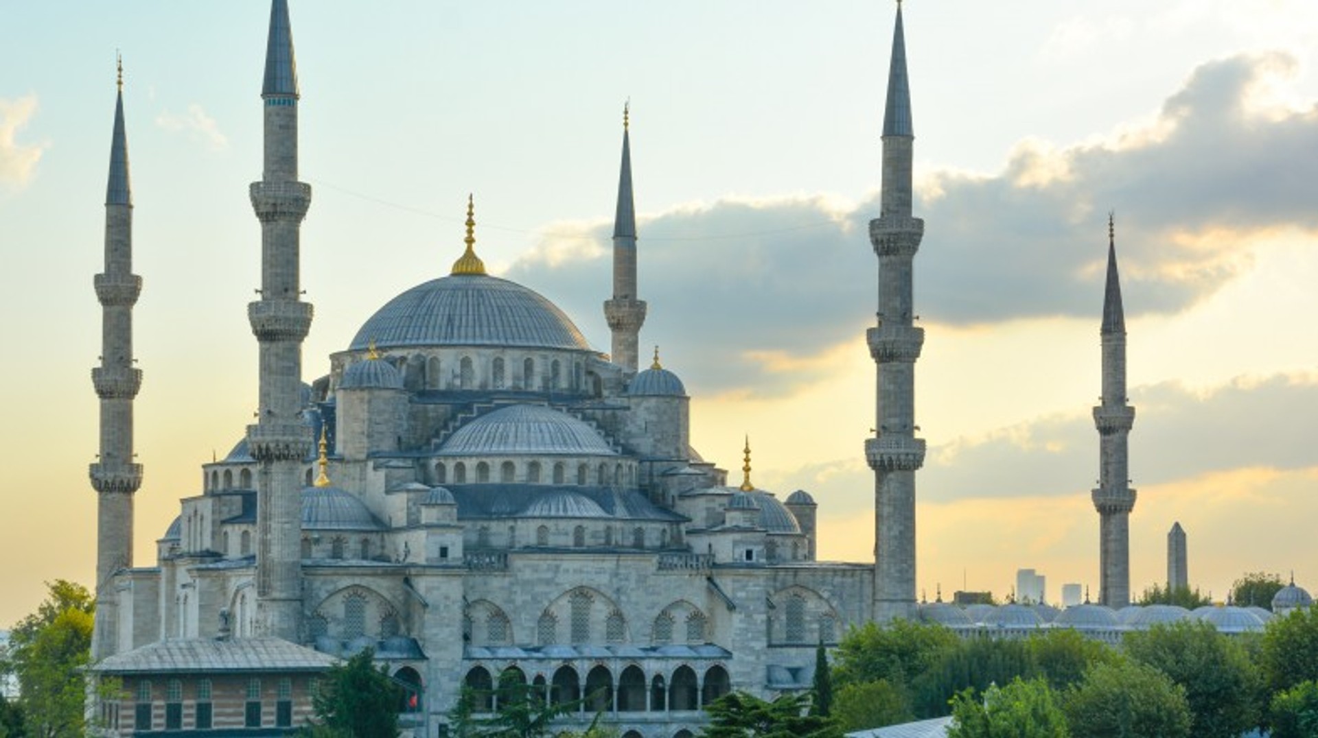 Discover the influence of both eastern and western culture during your trip to Turkey. Get this breathtaking view of the magnificent Sultan Ahmet Mosque while spending 7 days in Turkey.