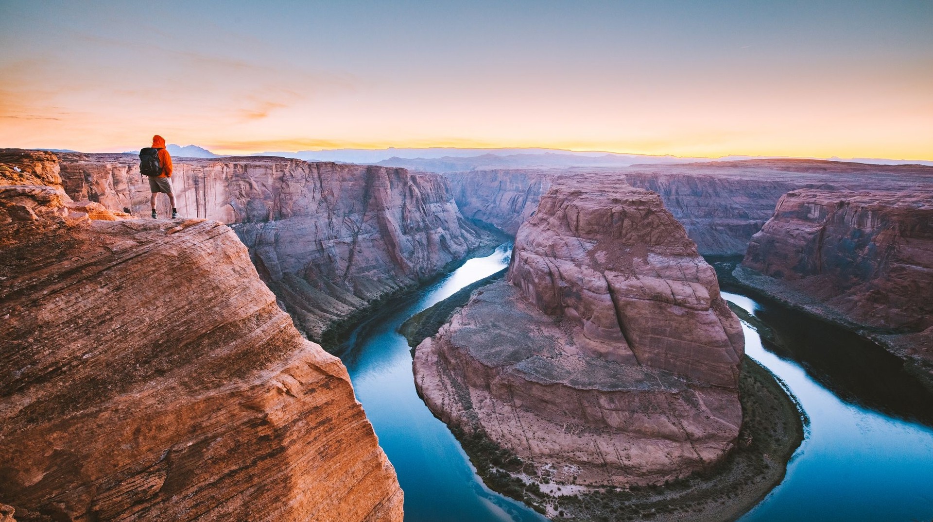 Due to the size of the US, even 10 days will seem less, so focus your itinerary on a couple of destinations. Go hiking at the Grand Canyon during your 10-day trip to the USA.