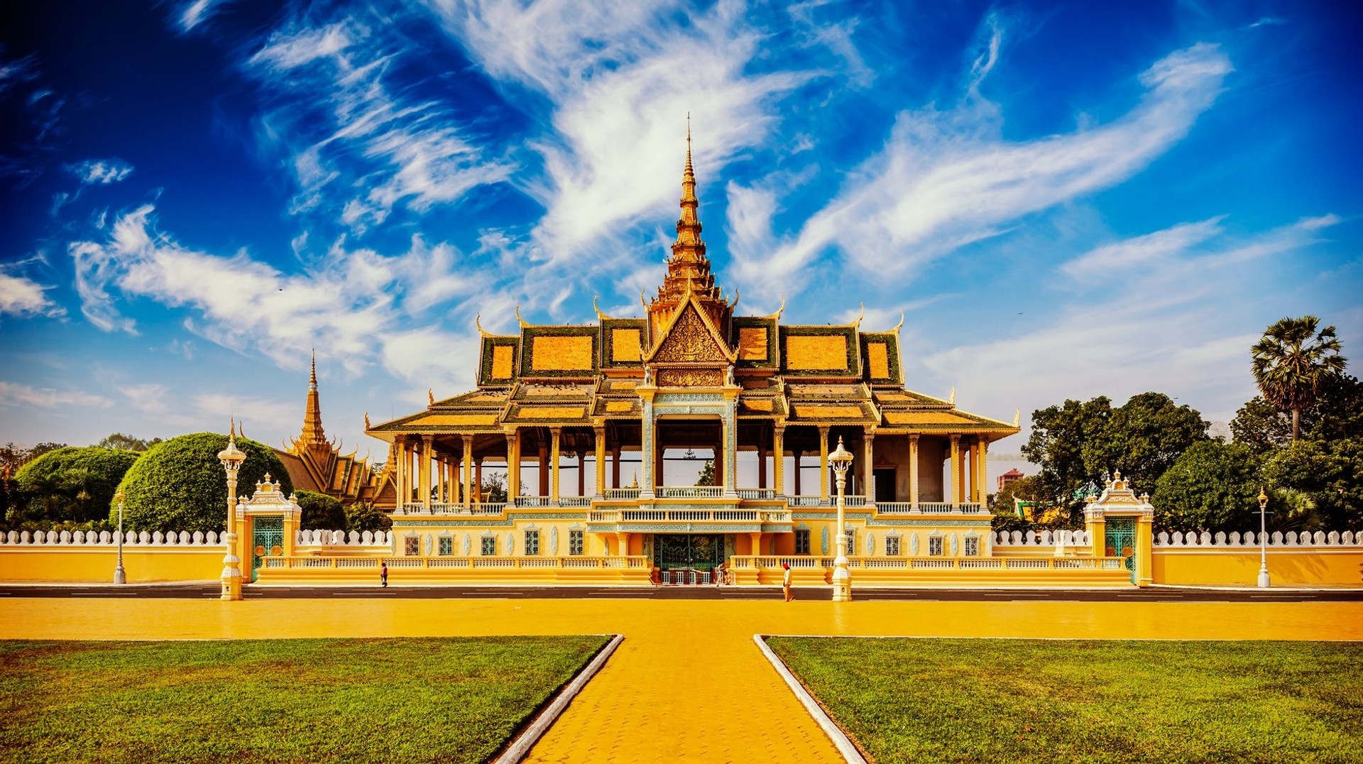 Spend 9 days traveling to the top tourist attractions in Vietnam including the Royal Palace complex in Phnom Penh. Visit the Royal Palace in Phnom Penh while spending 9 days in Vietnam.