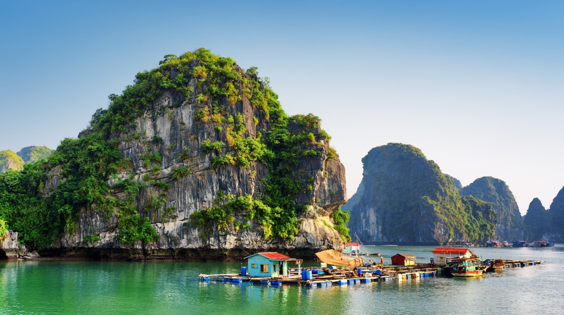 Enjoy a boat tour in Ha Long Bay during amazing spring weather in Vietnam in April. Visit the floating fishing village in Vietnam in April.