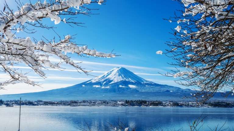 Sunrise at Lake Kawaguchi-ko at Fuji Mountain during winter in Japan.