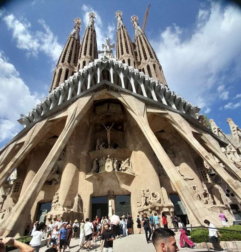 Front image of La Sagrada Familia in Barcelona